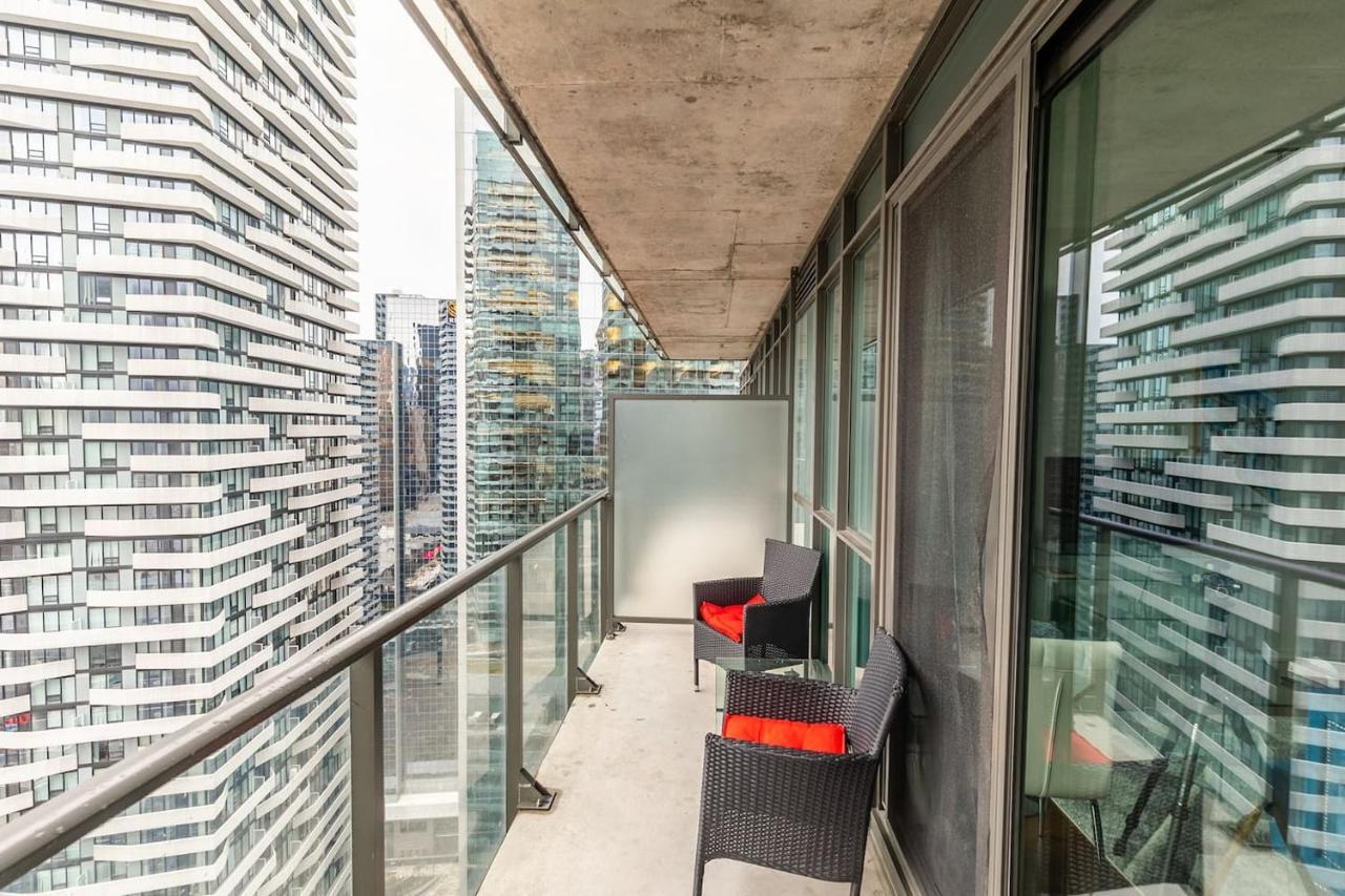 Gorgeous 1Br W/Parking Across The Scotiabank Arena Apartamento Toronto Exterior foto