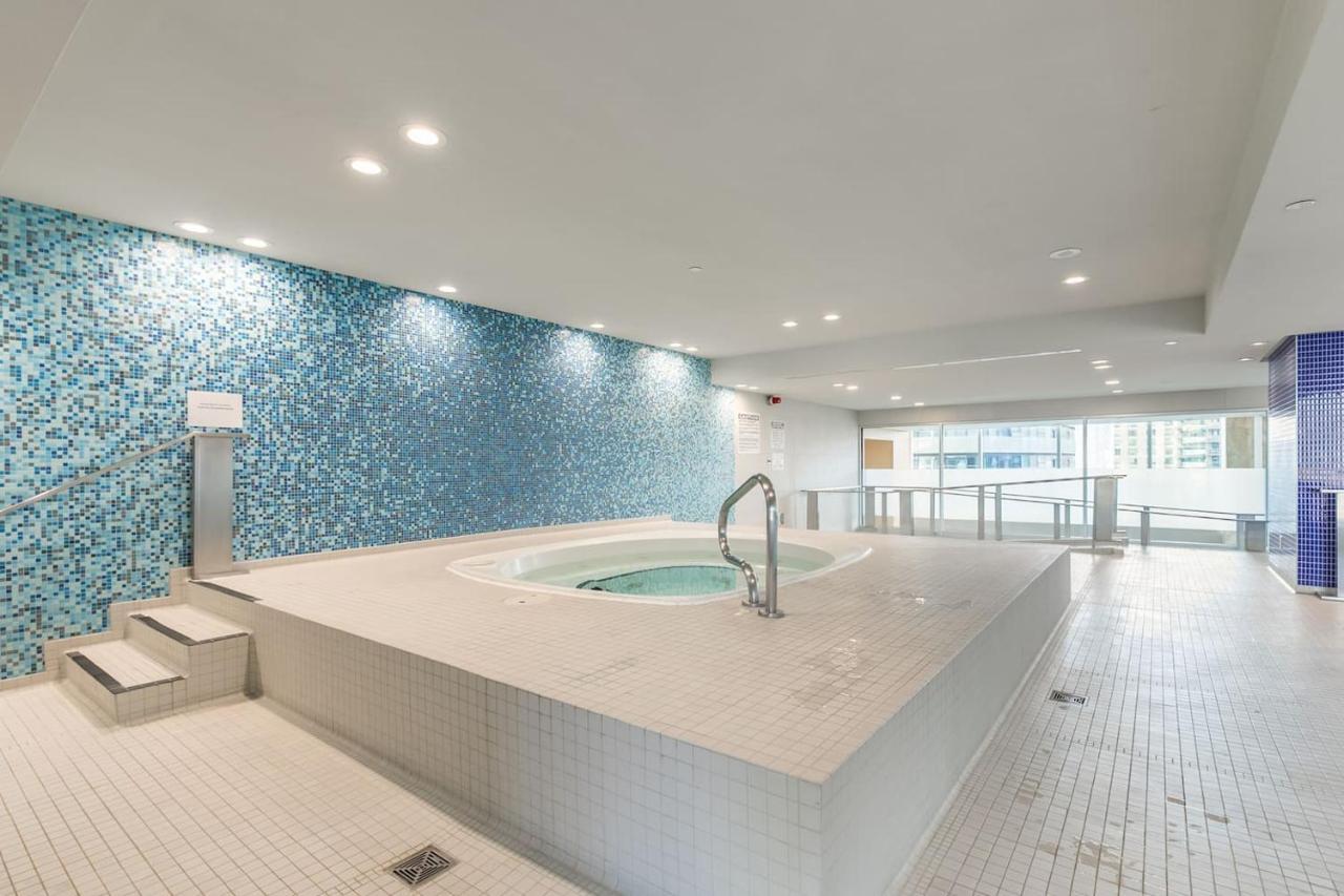 Gorgeous 1Br W/Parking Across The Scotiabank Arena Apartamento Toronto Exterior foto